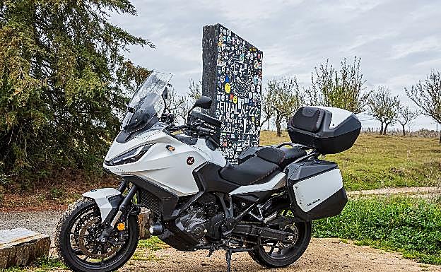 Homenaje de los moteros en el monolito de la N 222