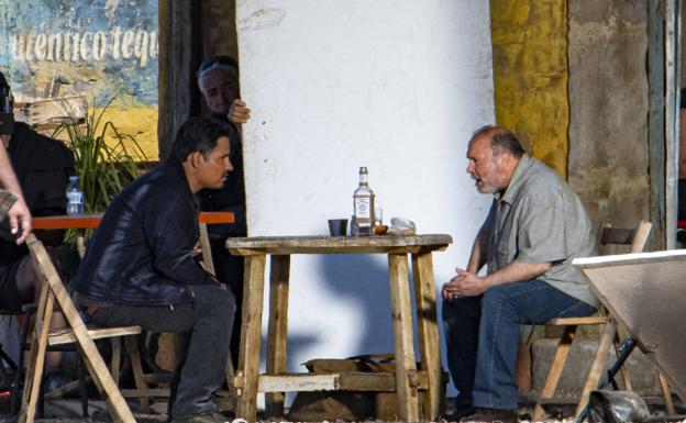 Michael Peña, a la izquierda, en el rodaje de 'Jack Ryan', este lunes, en el Castillo del Romeral. 