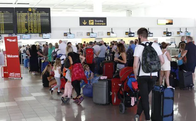 Imagen de archivo de viajeros en el aeropuerto de Lanzarote César Manrique. 