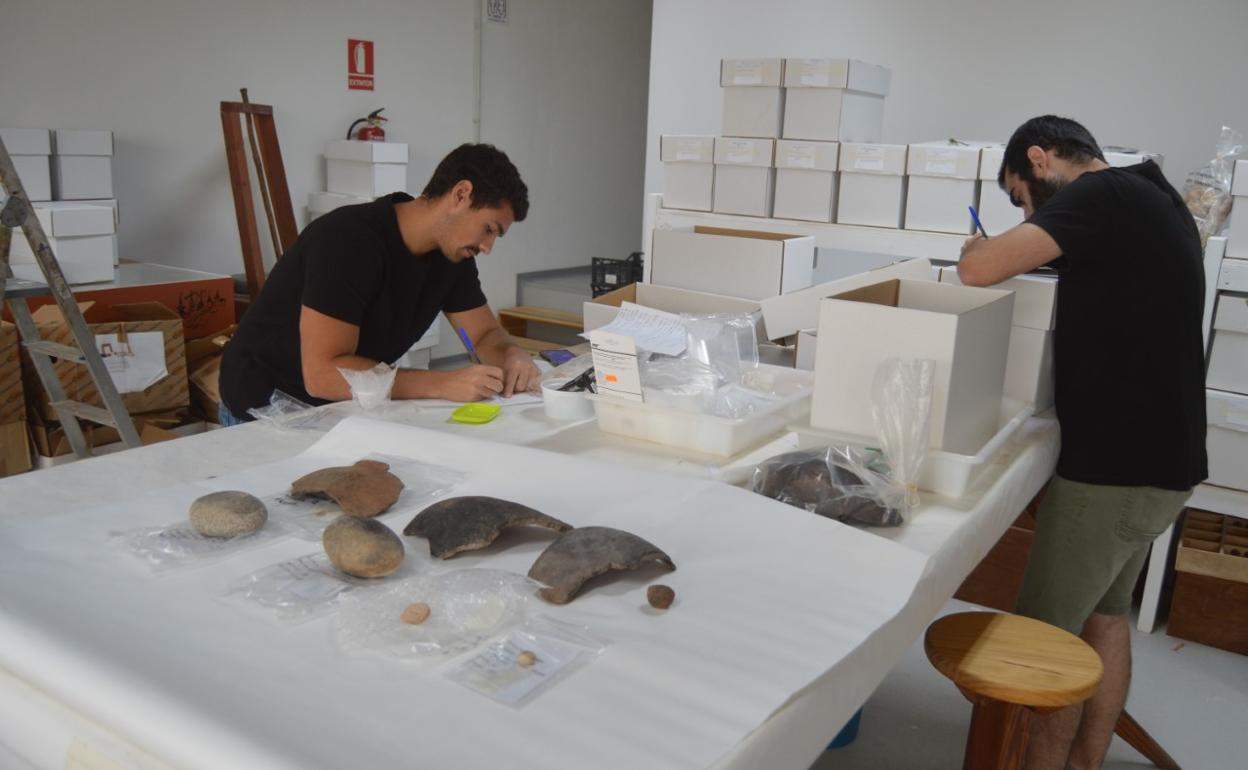 Trabajos de clasificación de los fondos del Museo Arqueológico, situado en Betancuria. 