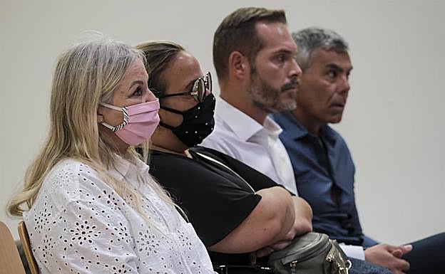 Los acusados: los empresarios Antonio Luis Mentado (1º por la dch.) y Lenita Burman (1ª por la izq.), junto con su hija, la diseñadora Nicole Mentado (2ª por la izq.) y uno de sus empleados, Airam del Pino Martel (2º por la dch.). 