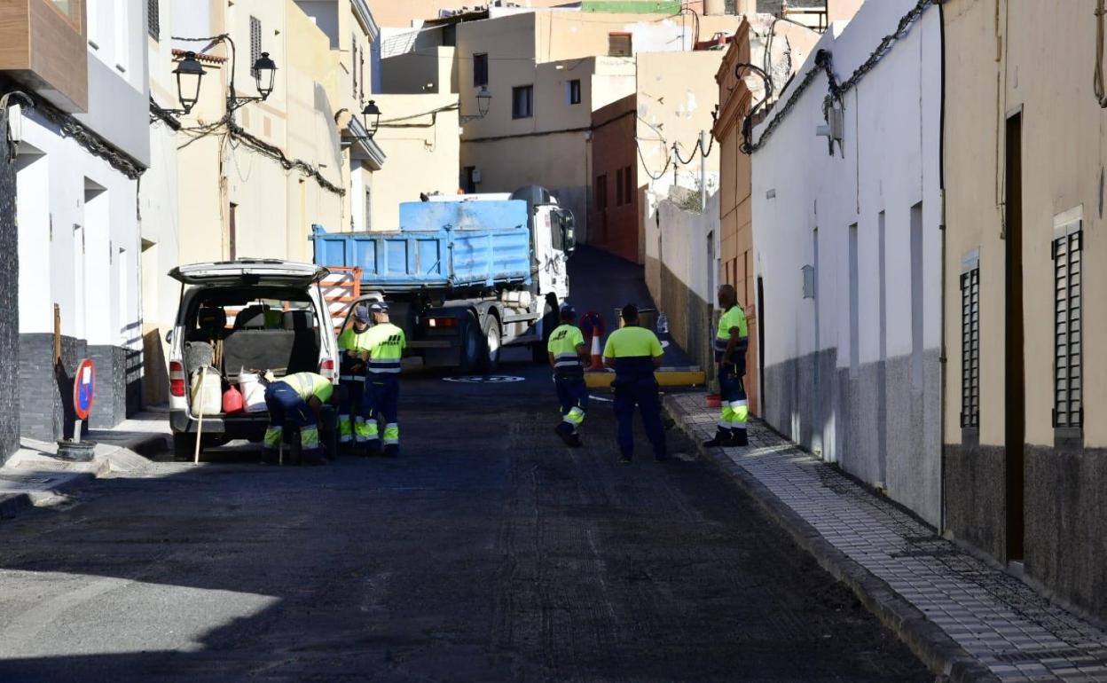 Los operarios ultimaban ayer los trabajos ejecutados en la calle La Orilla o GC-103. 