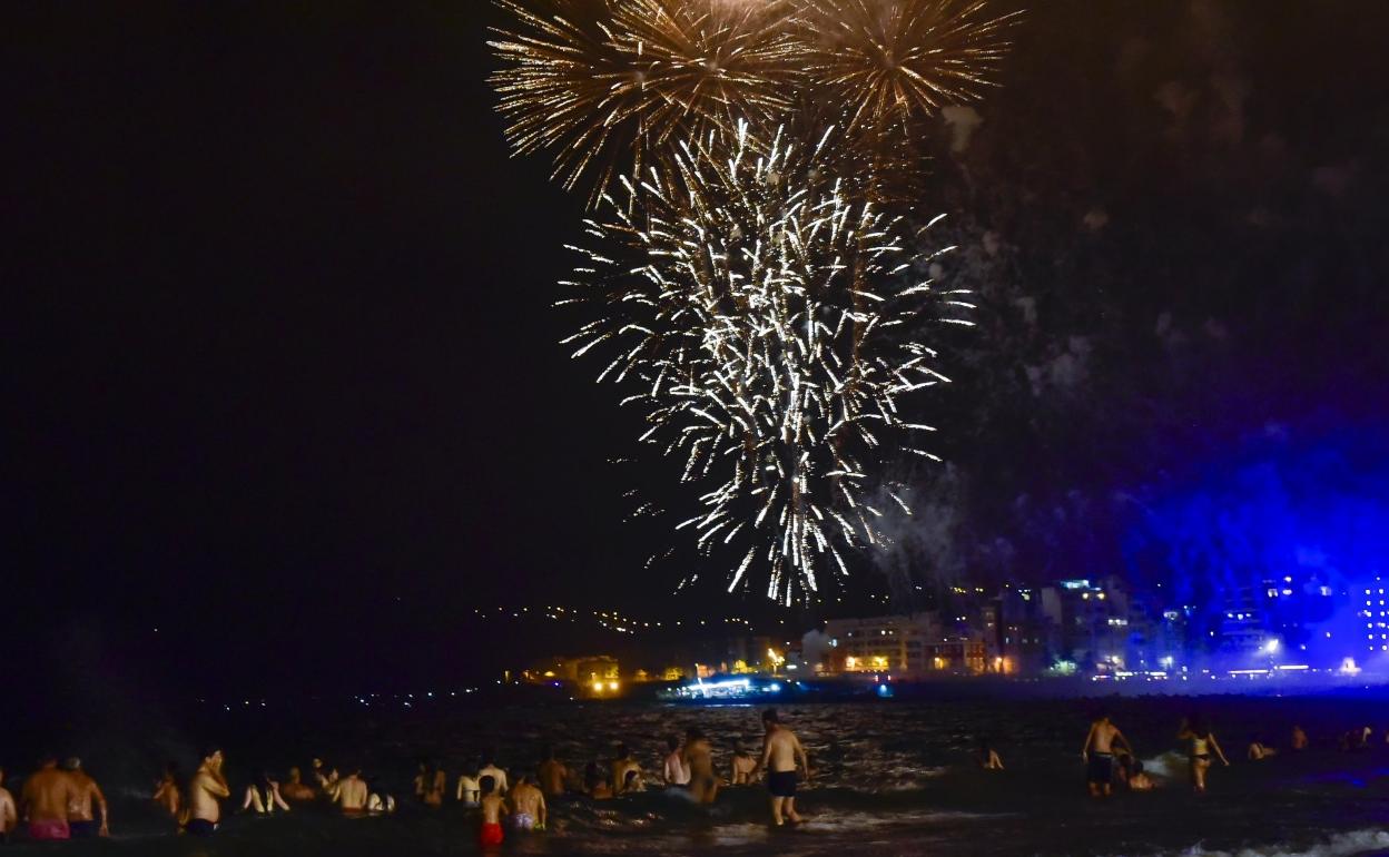 Imagen de archivo de una noche de fuegos en Las Canteras la víspera de San Juan. 