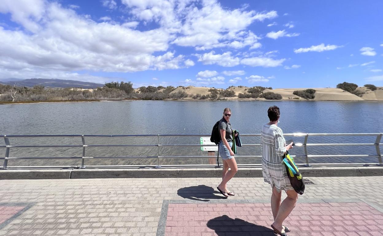 Turistas en la Charca de Maspalomas. 