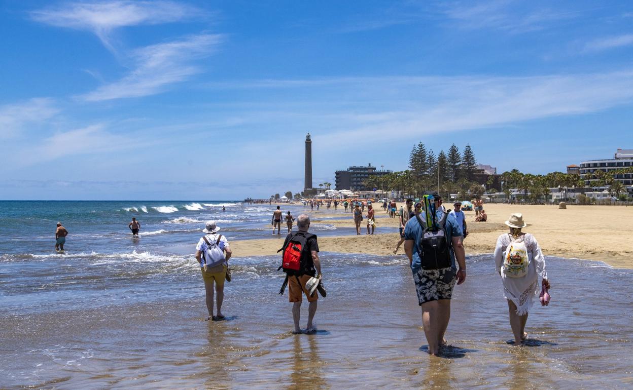 Turistas en la playa de Maspalomas, uno de los espacios incluidos en el concurso promovido en los años 60 por el Condado de la Vega Grande de Guadalupe. 