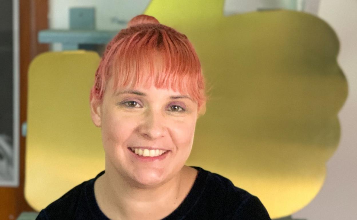 Cristina Déniz posa delante de una de las pieza que integran la muestra. 