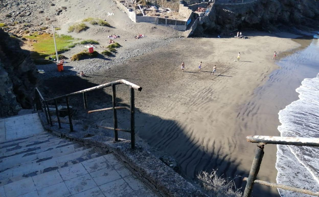 La imagen da fe del mal estado de las escaleras que bajan a la Playa del Pirata, que serán ahora rehabilitadas. 