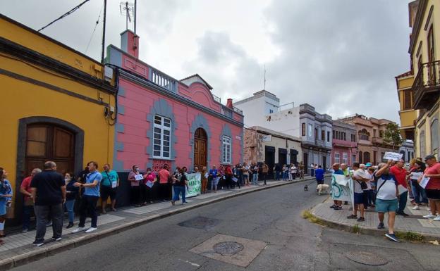 Los vecinos manifestandose. 