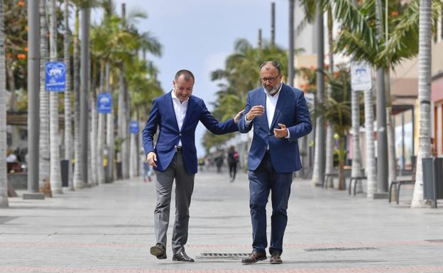 Los dos alcaldes paseando por la zona peatonal de la Avenida de Canarias. 