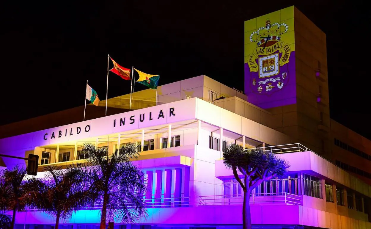 El Cabildo, con los colores y el escudo de la UD Las Palmas