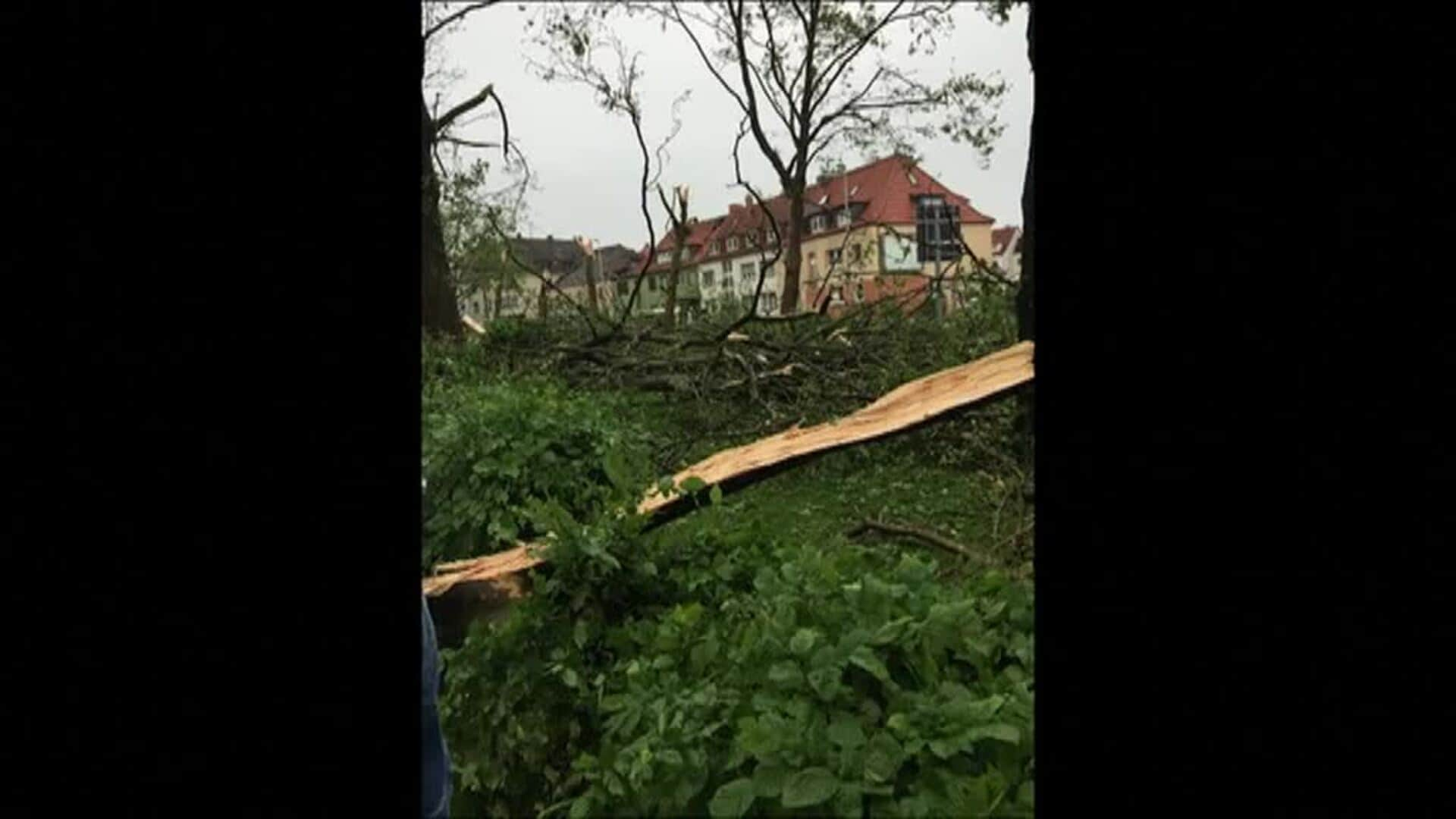 Un presunto tornado arrasa a su paso una ciudad de Alemania Occidental