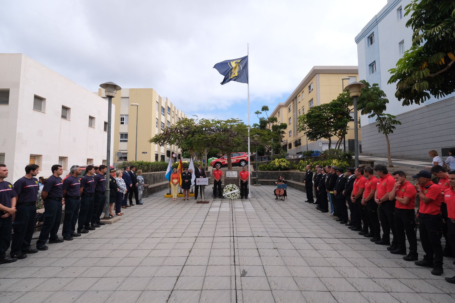 Fotos: La ciudad rinde homenaje a los bomberos fallecidos en el accidente de La Naval