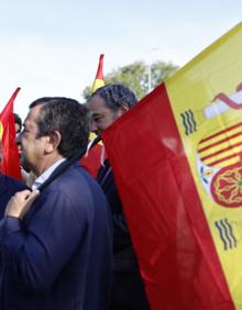 Imagen secundaria 2 - Un grupo de personas espera la llegada del Rey emérito a la Zarzuela con banderas de España.
