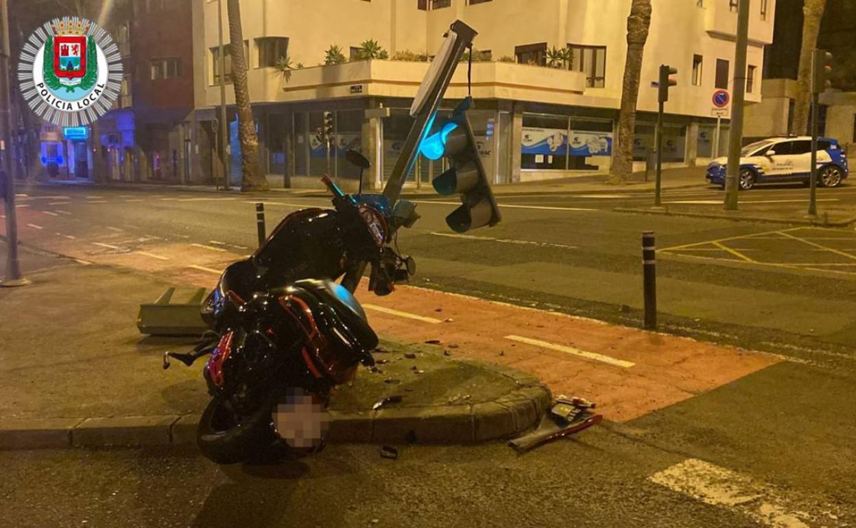 Los detenidos, que iban en moto, acabaron impactando contra un semáforo. 