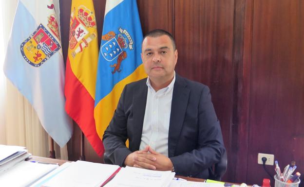 El alcalde de Guía defiende la realización de horas extras de los trabajadores municipales 