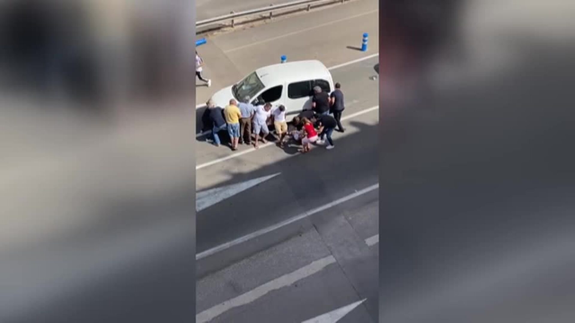 Los vecinos rescatan a una niña atrapada bajo una furgoneta tras ser atropellada