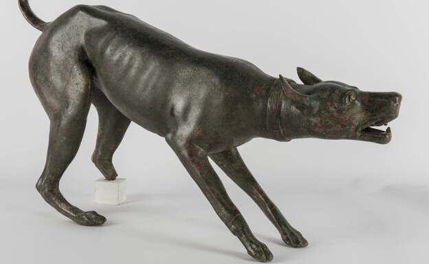 Perro de bronce en posición de ataque de la ciudad 