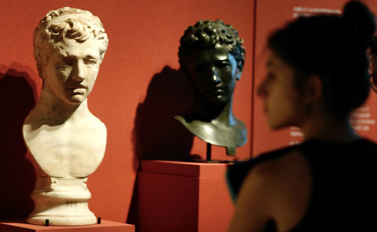 Los bustos de Juba II, de mármol el del Prado y de bronce el del museo de Rabat, estrellas de la muestra. 