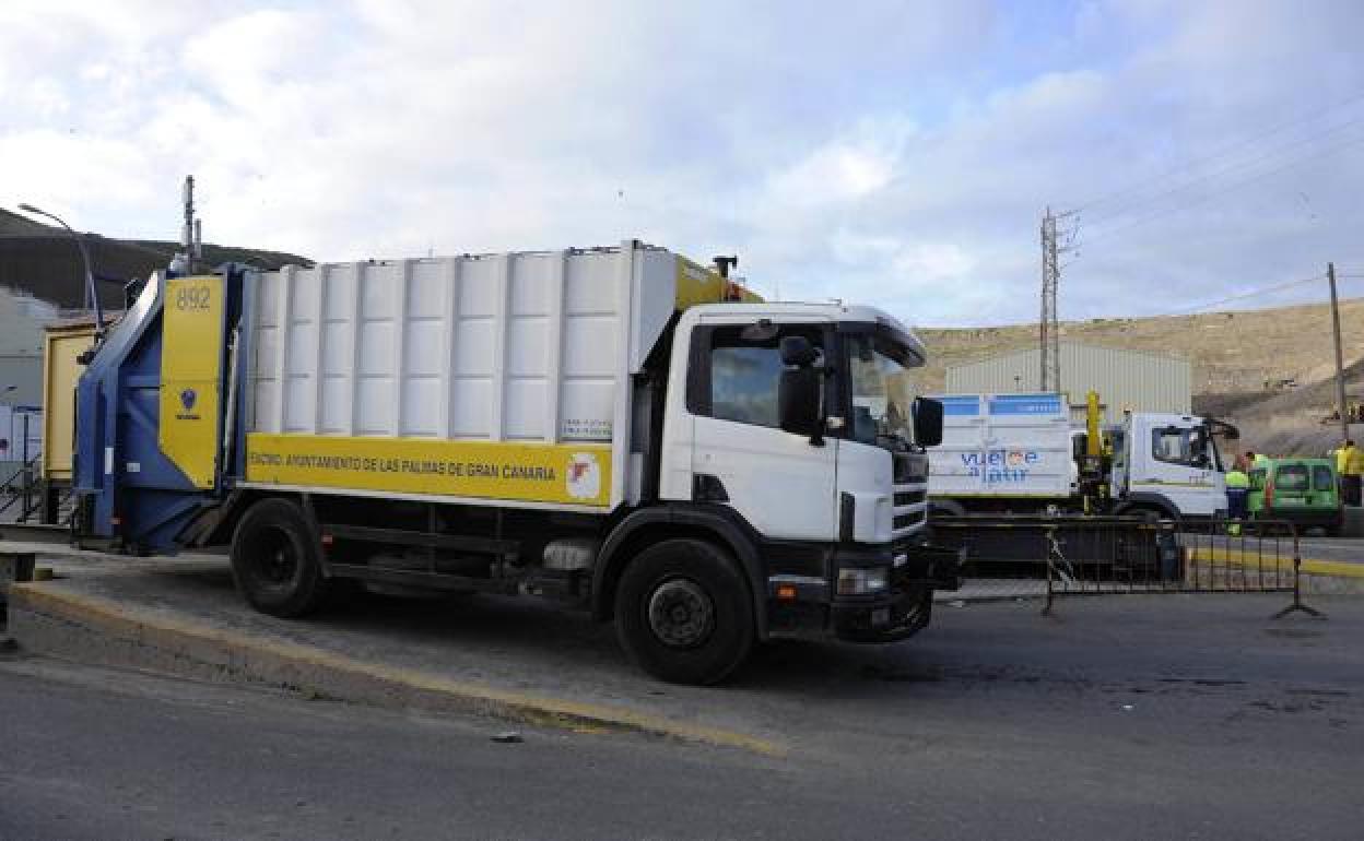 Camión de basura en el vertedero de Salto del Negro. 