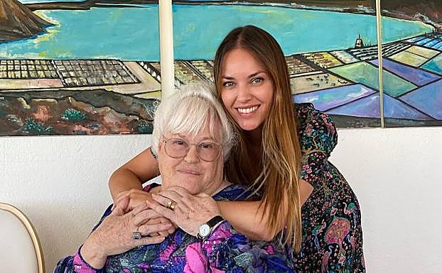 Helen Lindes juntos a su madre, Norma. 