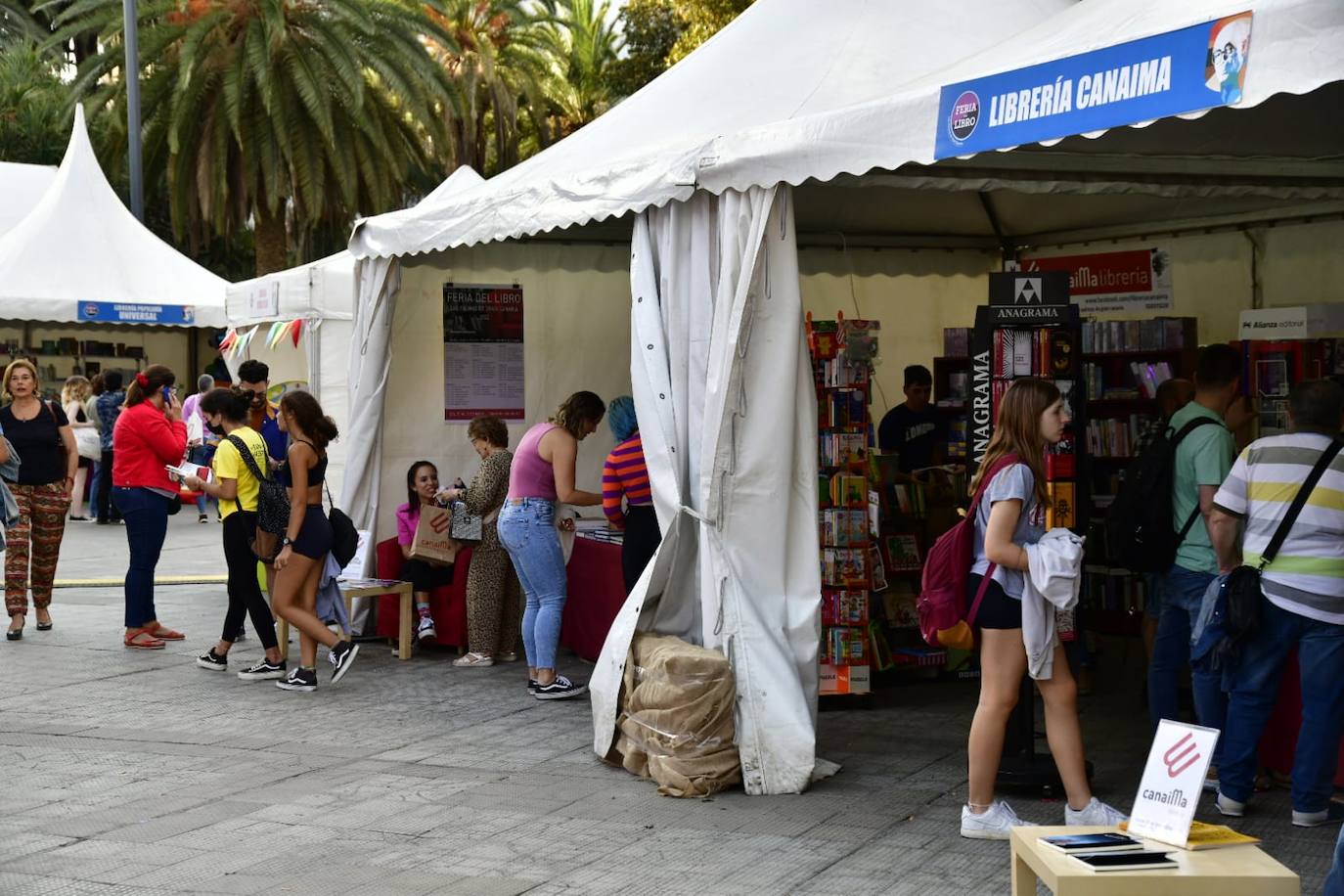 Fotos: Decenas de amantes de la lectura, hacen cola en la Feria del Libro