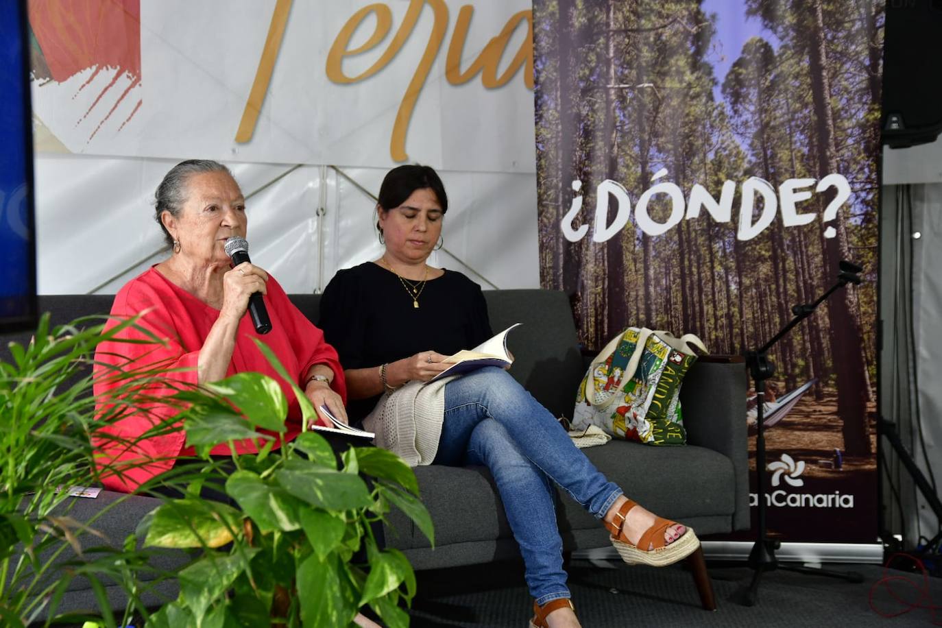 Fotos: Decenas de amantes de la lectura, hacen cola en la Feria del Libro