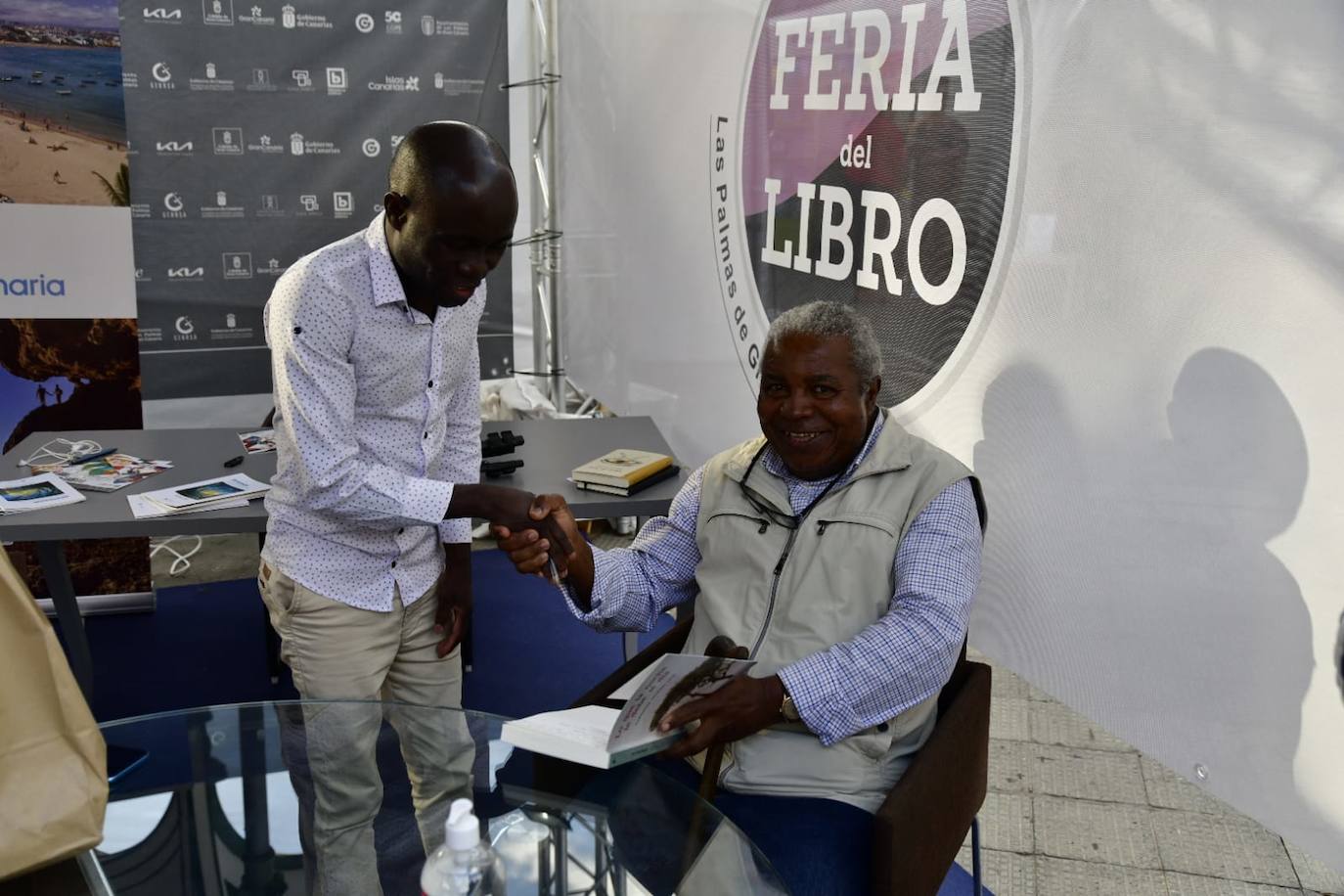 Fotos: Decenas de amantes de la lectura, hacen cola en la Feria del Libro