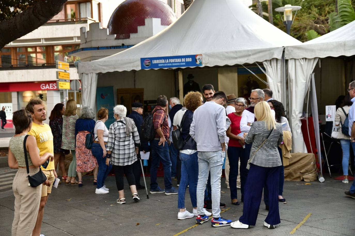 Fotos: Decenas de amantes de la lectura, hacen cola en la Feria del Libro