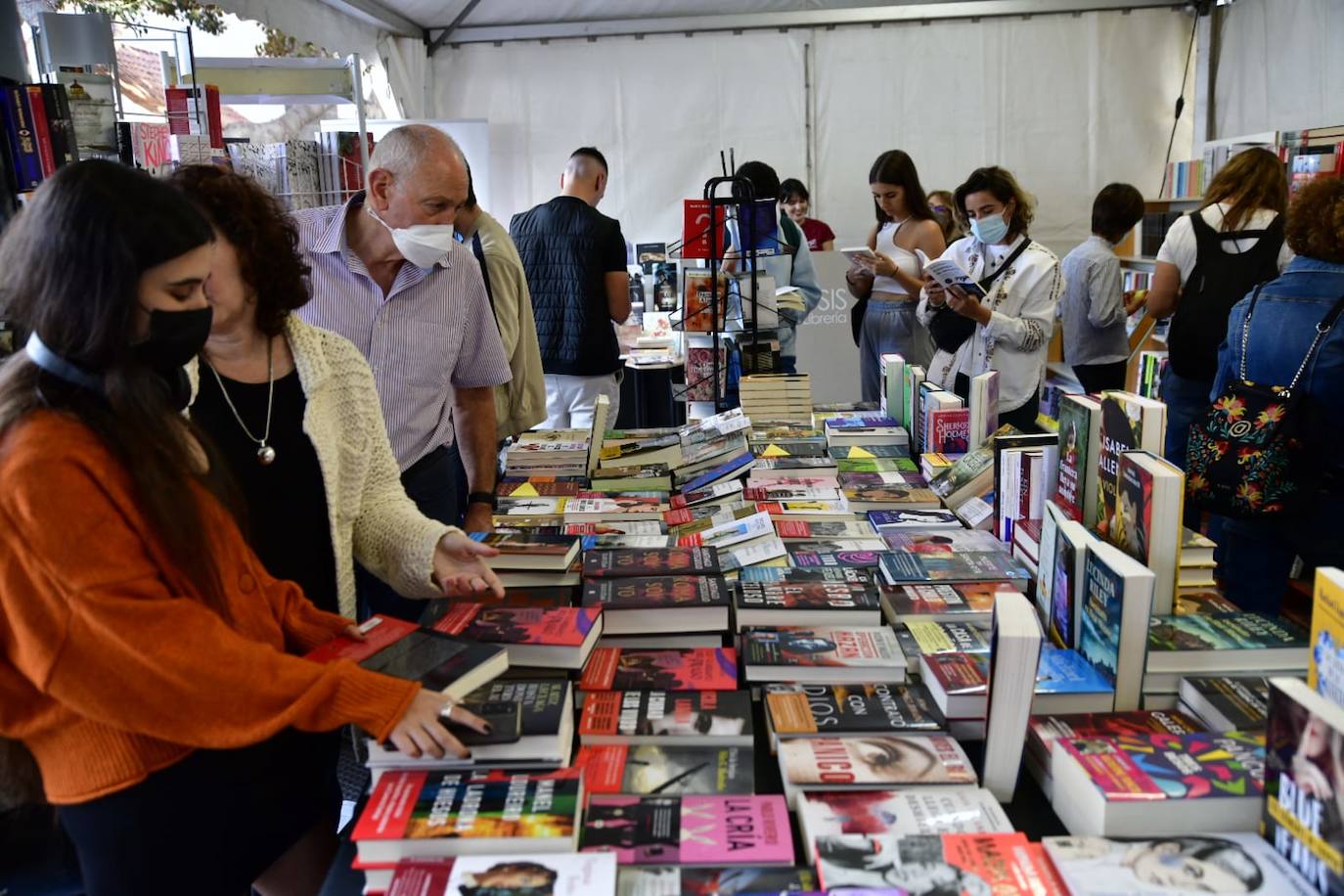 Fotos: Decenas de amantes de la lectura, hacen cola en la Feria del Libro