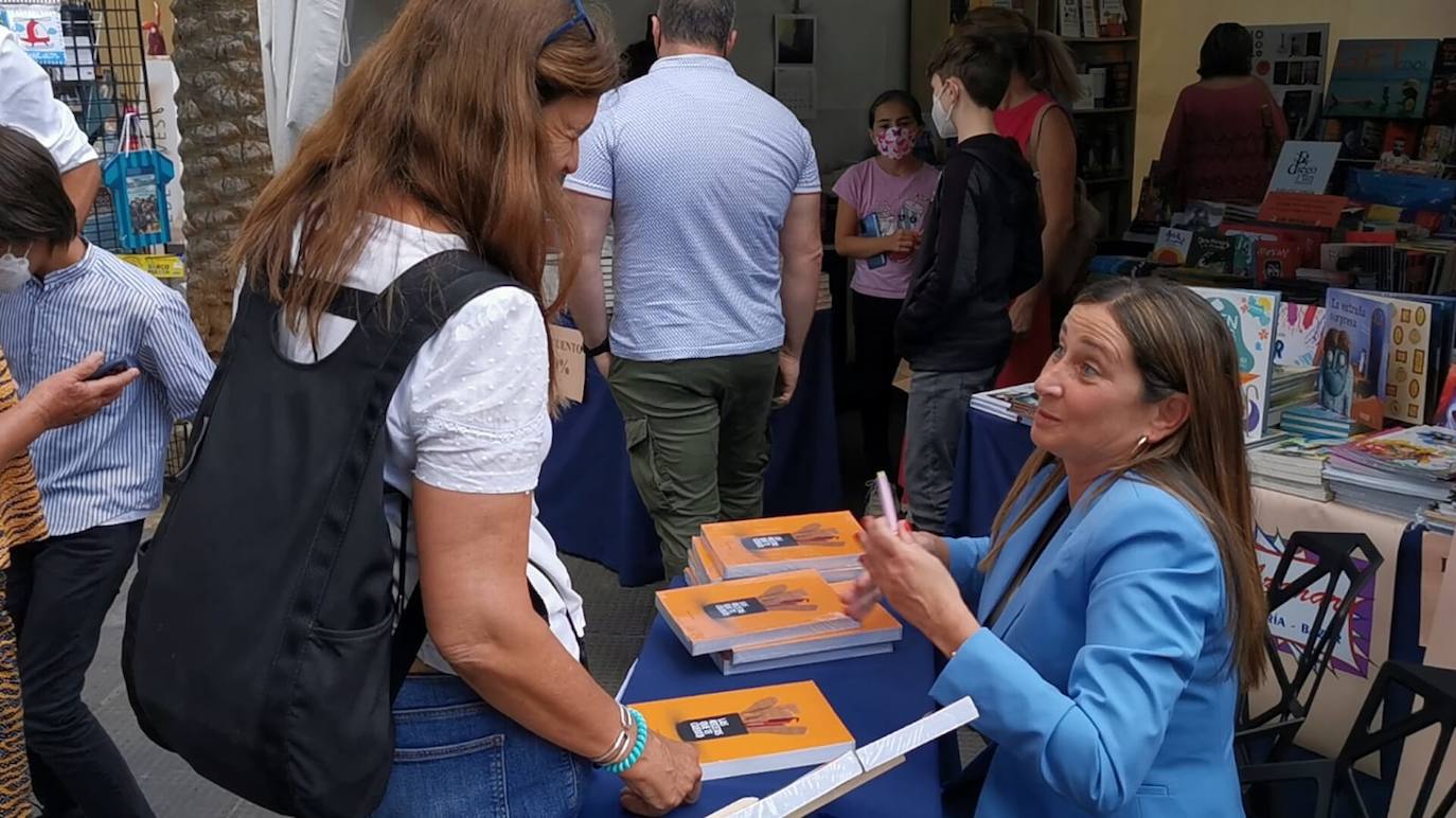 Fotos: Decenas de amantes de la lectura, hacen cola en la Feria del Libro