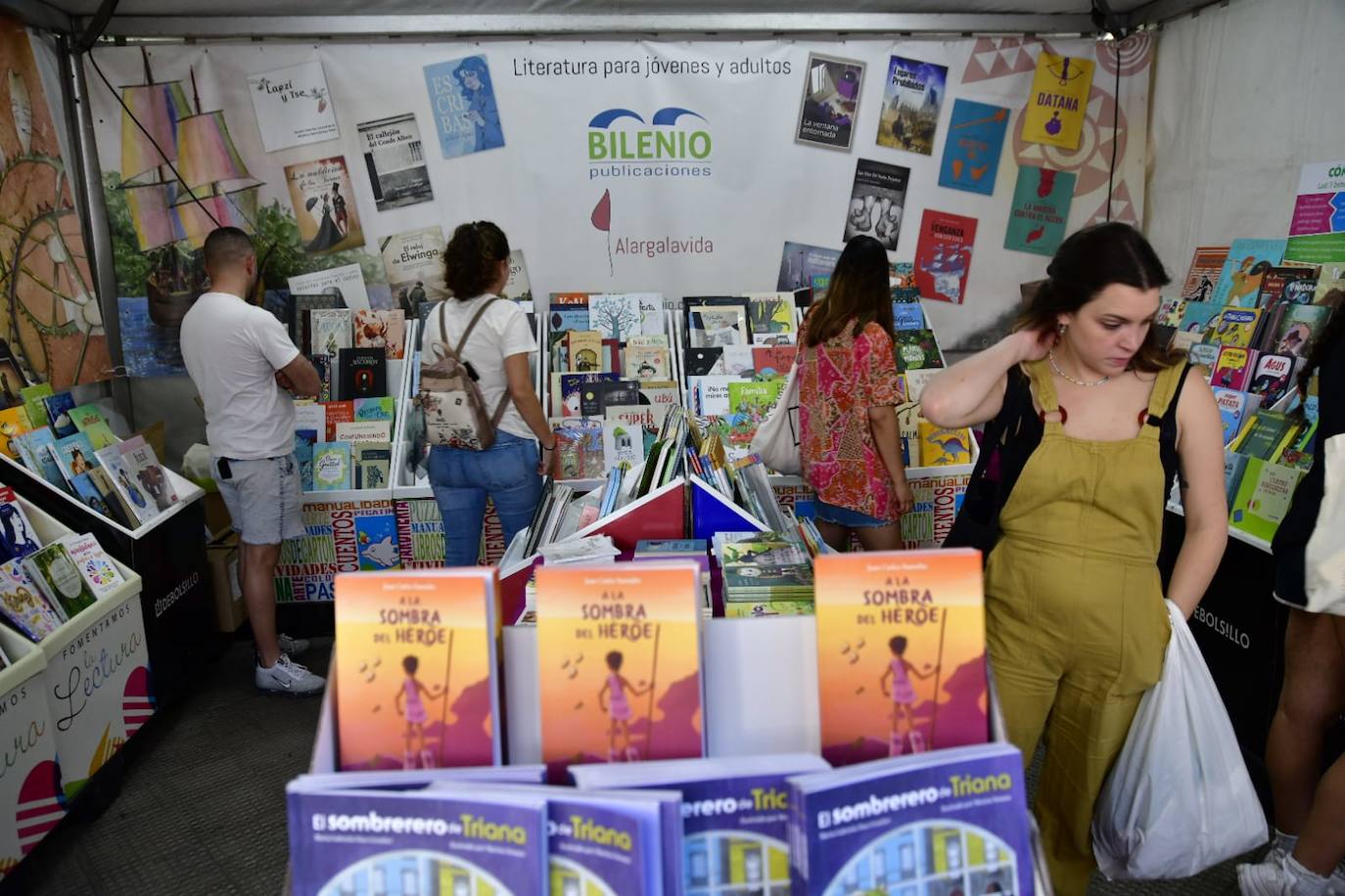 Fotos: Decenas de amantes de la lectura, hacen cola en la Feria del Libro