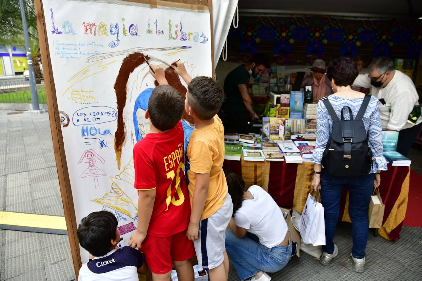 Fotos: Decenas de amantes de la lectura, hacen cola en la Feria del Libro