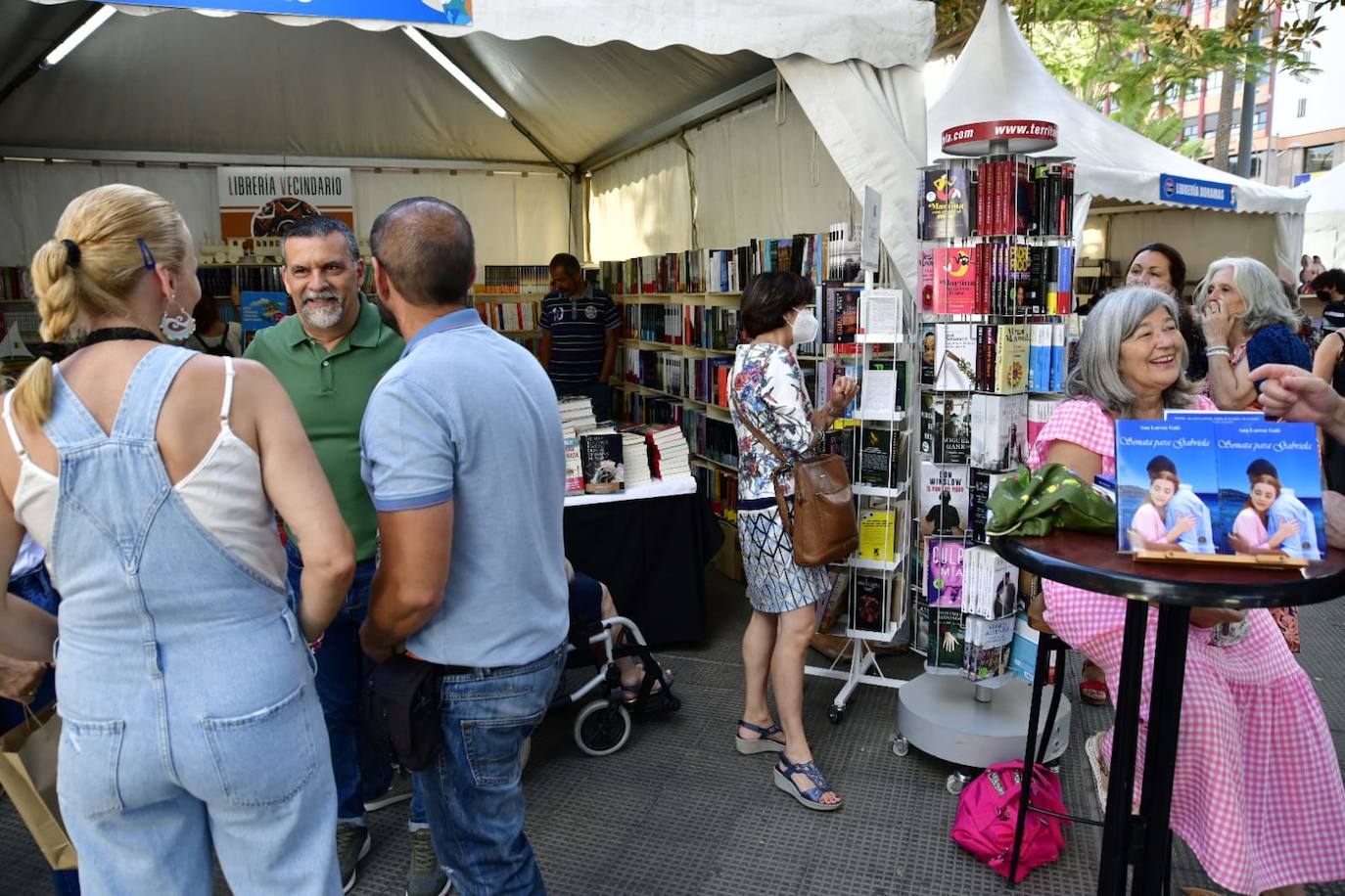Fotos: Decenas de amantes de la lectura, hacen cola en la Feria del Libro