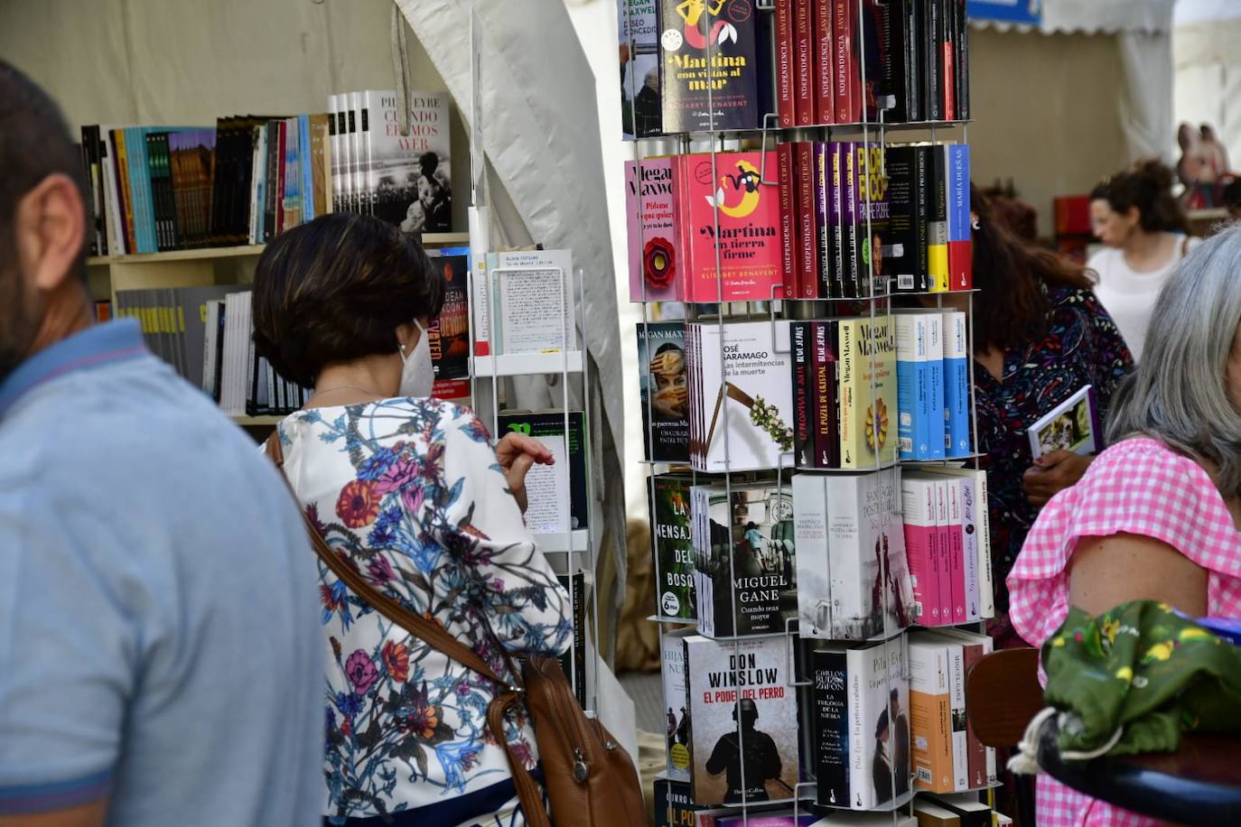 Fotos: Decenas de amantes de la lectura, hacen cola en la Feria del Libro