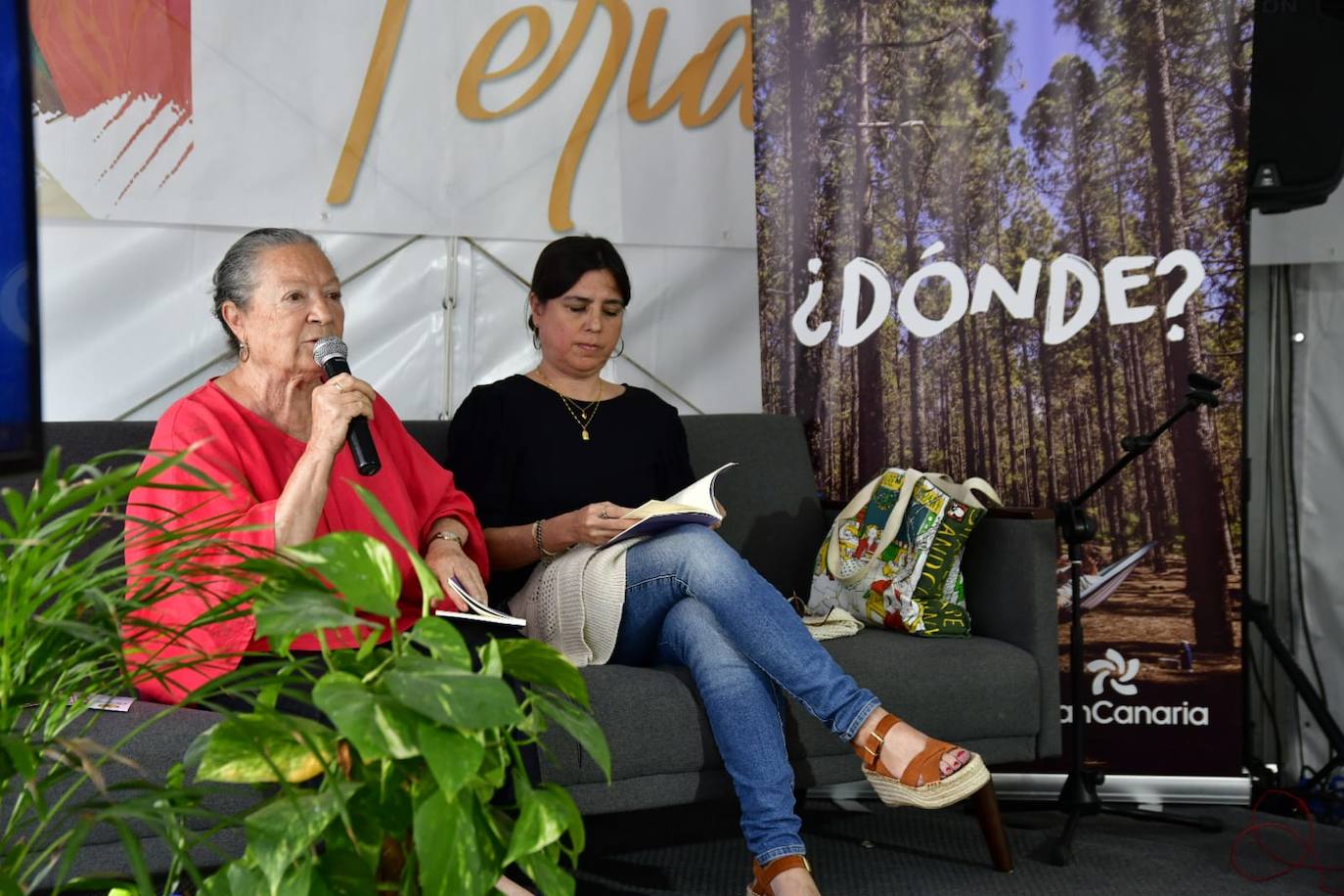 Fotos: Decenas de amantes de la lectura, hacen cola en la Feria del Libro