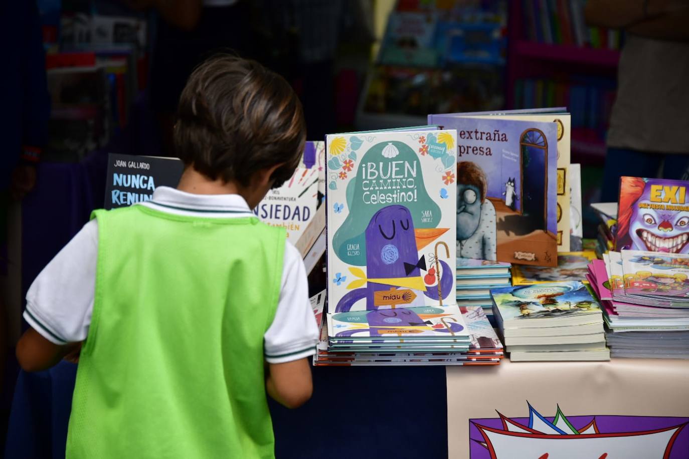 Fotos: Decenas de amantes de la lectura, hacen cola en la Feria del Libro