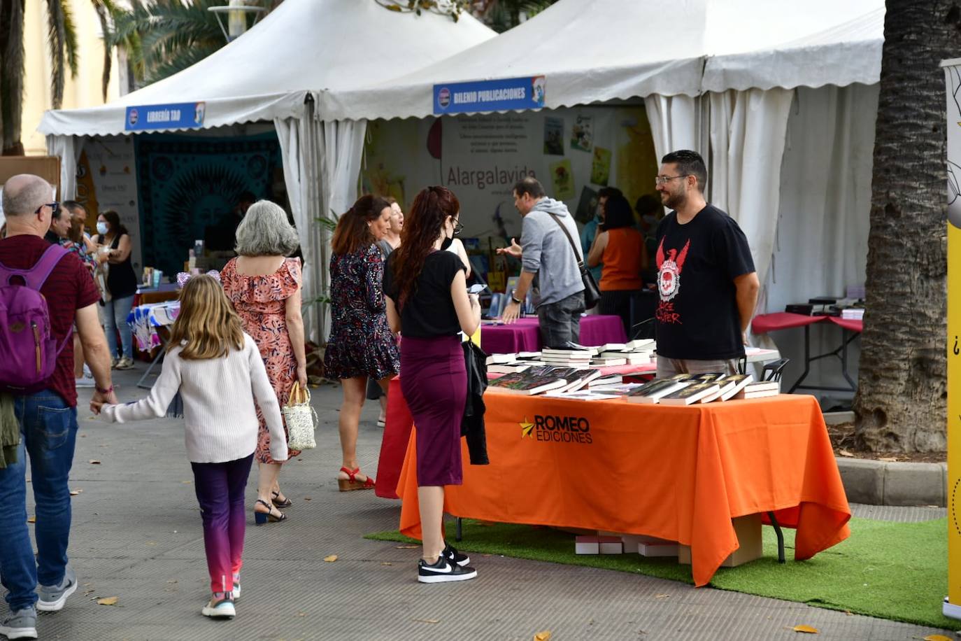 Fotos: Decenas de amantes de la lectura, hacen cola en la Feria del Libro