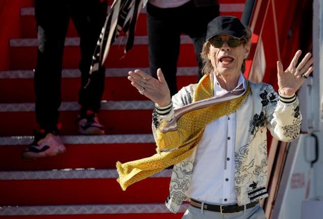 Mick Jagger, bromea a su llegada a Madrid. 
