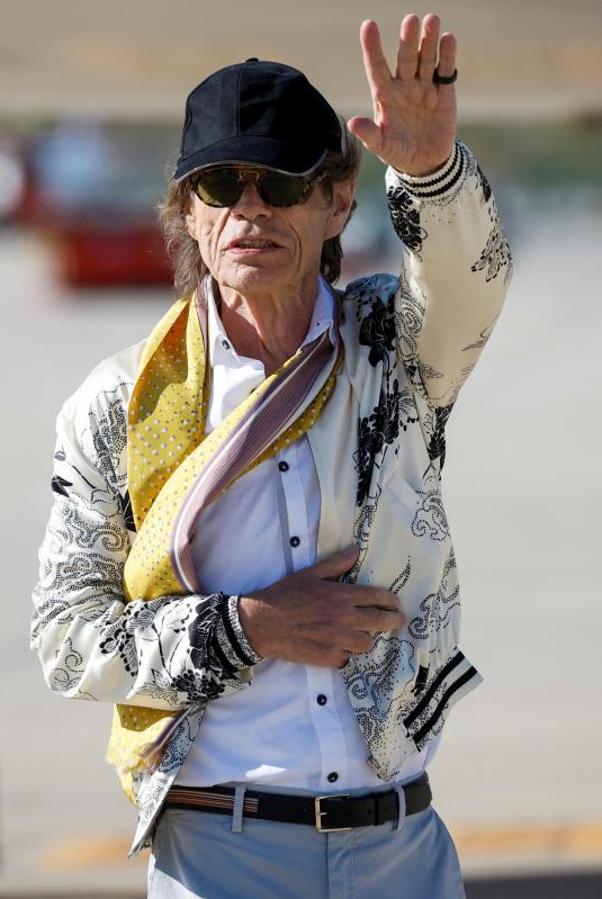 Jagger saluda en el aeropuerto tras aterrizar. 