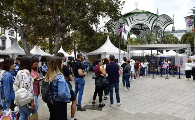 Decenas de amantes de la lectura hacen colas en la Feria del Libro 