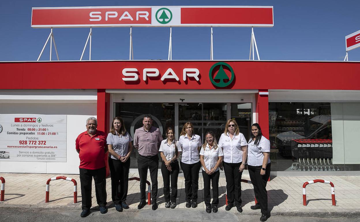 El equipo de SPAR Nueva Suecia durante su reapertura