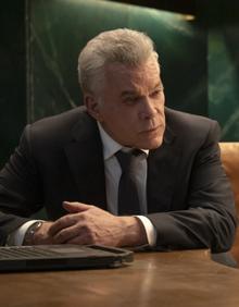 Imagen secundaria 2 - Arriba, en 'Uno de los nuestros'; debajo, junto a Sigourney Weaver en 'Las seductoras', y en la tercera temporada de 'Hannah'.