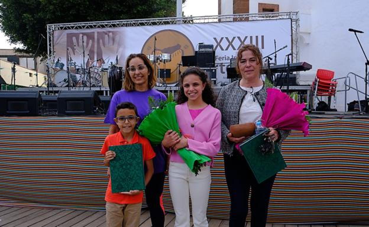 Salomé García Acosta, hija de la alfarera Fefita, y los nietos de Pedro, Joel y Cyrene Montelongo Ravelo, con la presidenta de la fundación colectivo Mafasca, Neri Brito. 