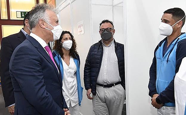 Torres, junto a Domínguez y Trujillo, acompañados de profesionales sanitarios. 