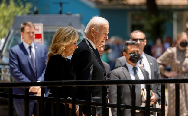 El presidente Joe Biden y su esposa, este domingo en Uvalde (Texas) para recordar a las víctimas de la masacre infantil.