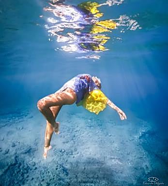 La modelo María Ortega portando la bandera de Canarias.