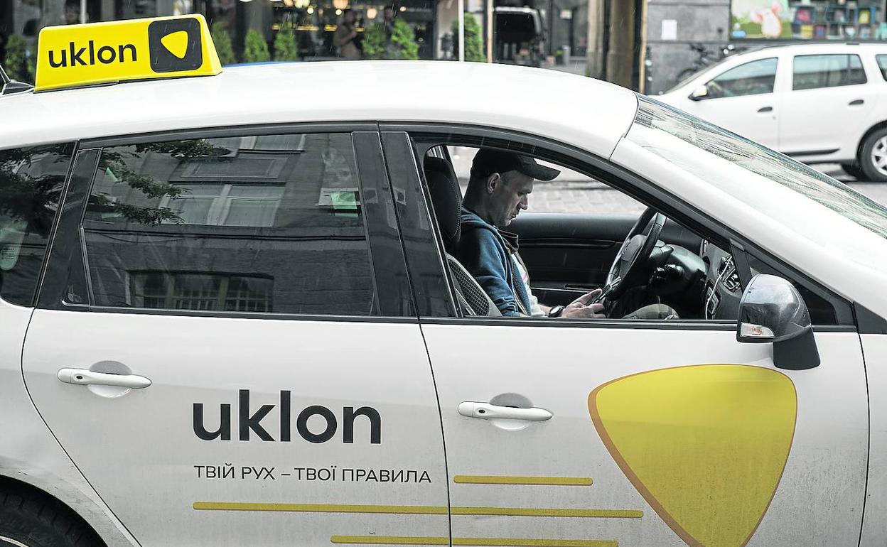 Un conductor de Uklon (el Uber ucraniano), cuya empresa se ha convertido en un salvavidas para muchos ciudadanos durante la guerra. 