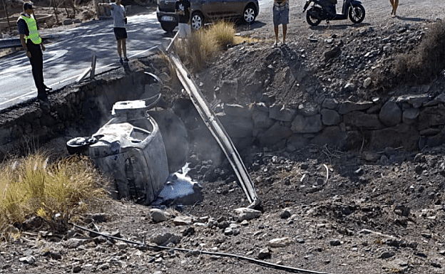 Se sale de la vía con su vehículo y el coche termina en llamas en La Aldea