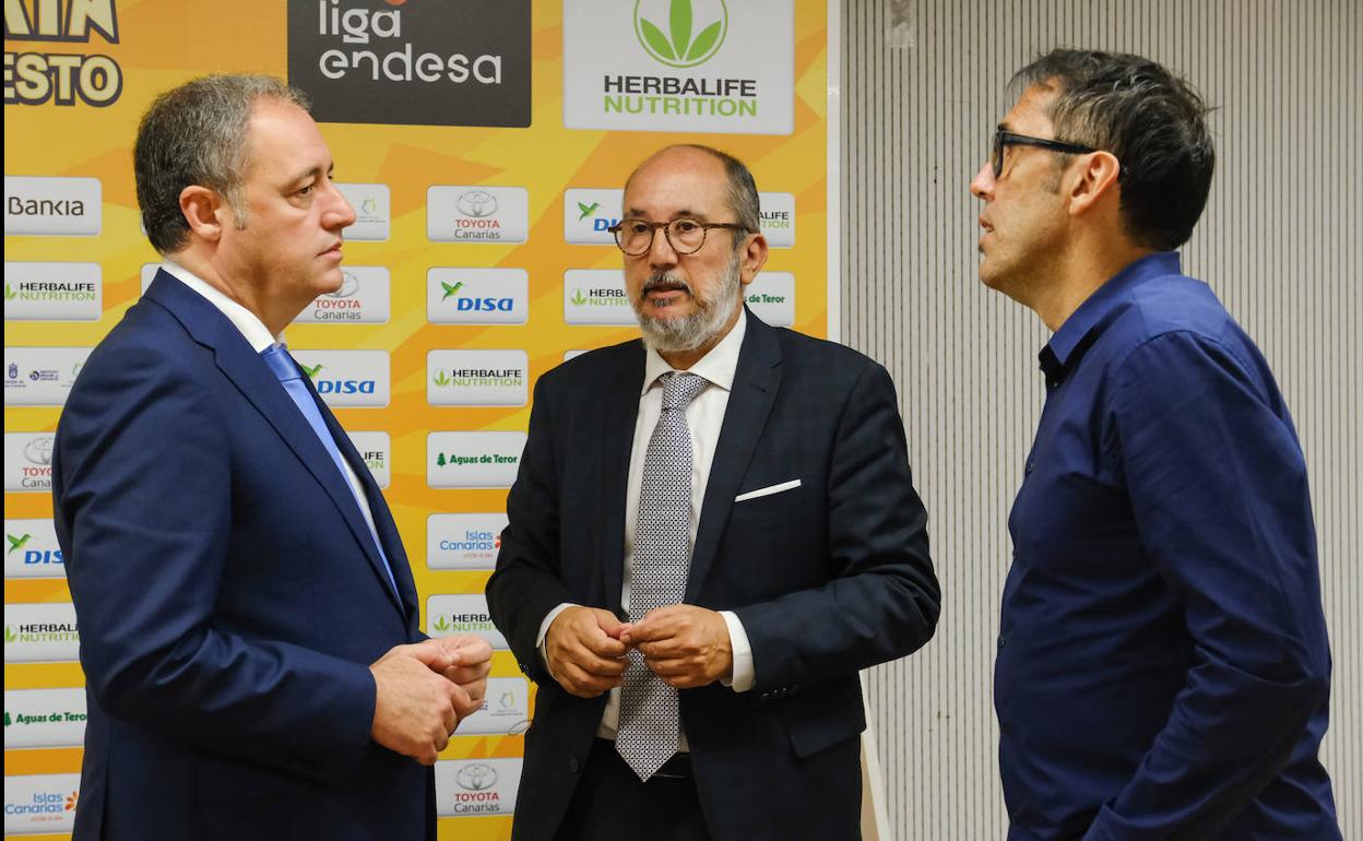 De izquierda a derecha: Francisco Castellano, Enrique Moreno y Willy Villar dialogan en una comparecencia. 