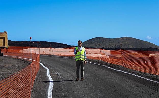 Primera carretera que atraviesa las coladas del volcán de Cumbre Vieja. 